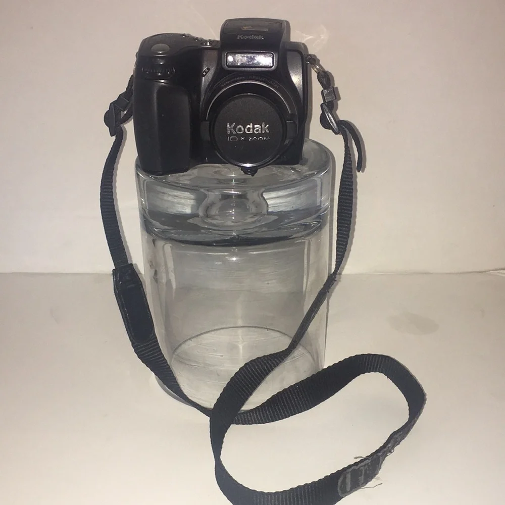 Kodak compact easy share DX7590 digital camera in black with strap